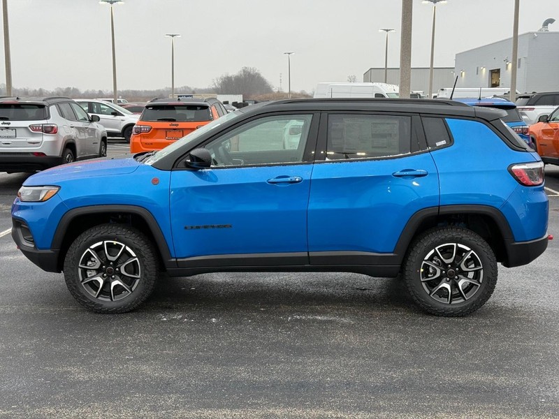 Jeep Compass Vehicle Full-screen Gallery Image 9