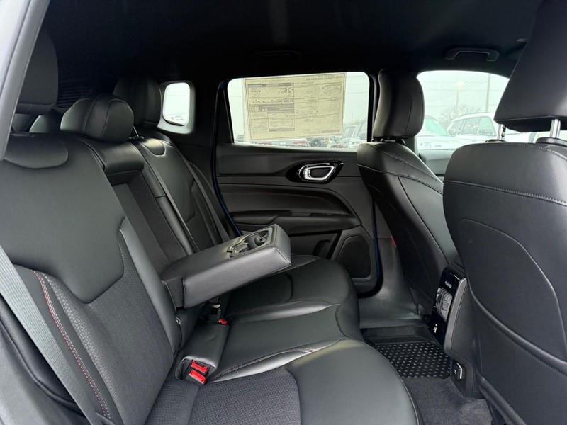 Jeep Compass Vehicle Full-screen Gallery Image 12