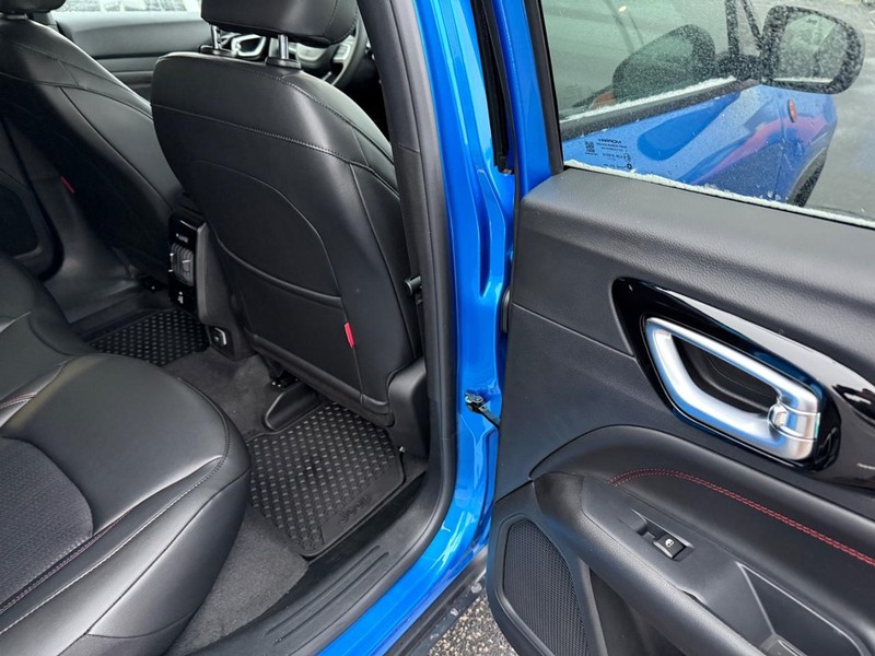 Jeep Compass Vehicle Full-screen Gallery Image 13