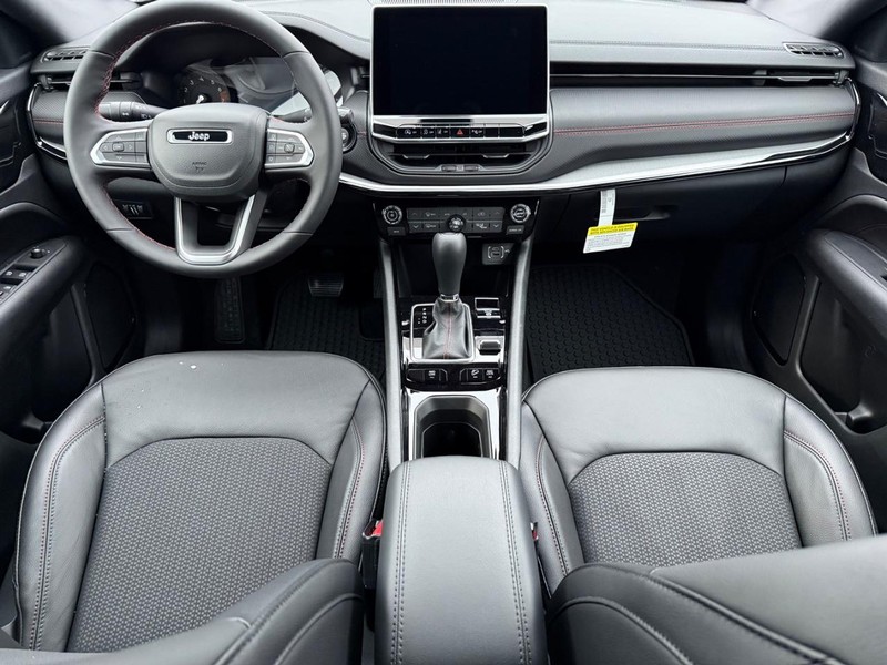 Jeep Compass Vehicle Full-screen Gallery Image 14