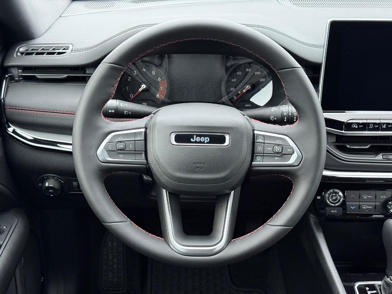 Jeep Compass Vehicle Full-screen Gallery Image 15