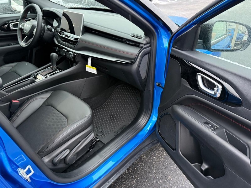 Jeep Compass Vehicle Full-screen Gallery Image 16