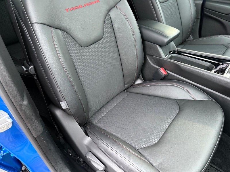 Jeep Compass Vehicle Full-screen Gallery Image 17