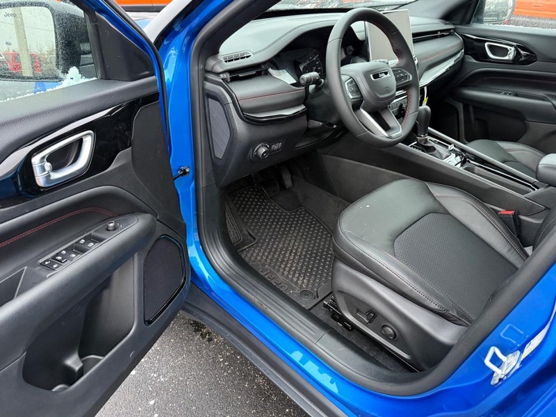 Jeep Compass Vehicle Full-screen Gallery Image 18