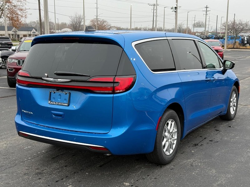 Chrysler Pacifica Vehicle Full-screen Gallery Image 3