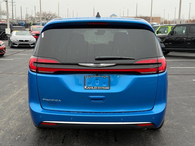 Chrysler Pacifica Vehicle Full-screen Gallery Image 4