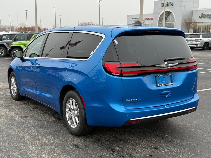 Chrysler Pacifica Vehicle Full-screen Gallery Image 5