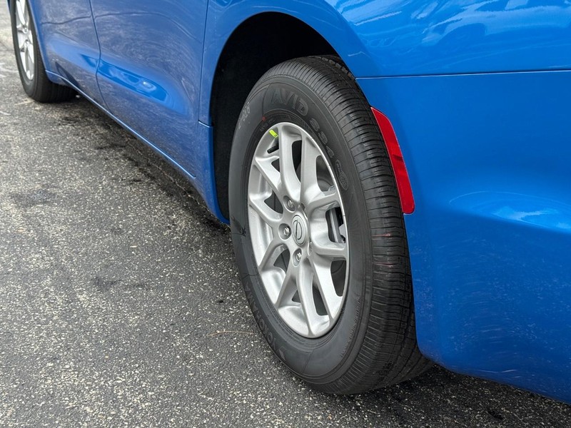 Chrysler Pacifica Vehicle Full-screen Gallery Image 6