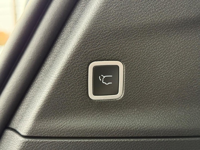 Chrysler Pacifica Vehicle Full-screen Gallery Image 8