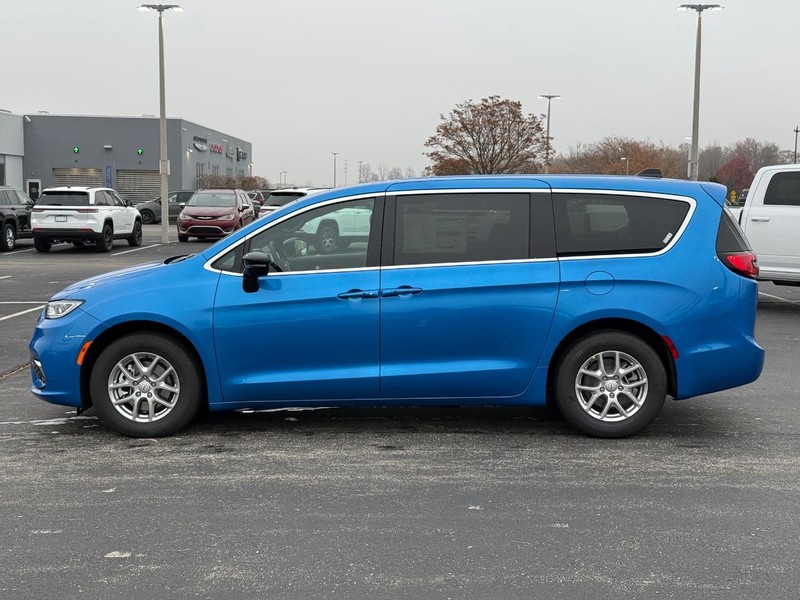 Chrysler Pacifica Vehicle Full-screen Gallery Image 9