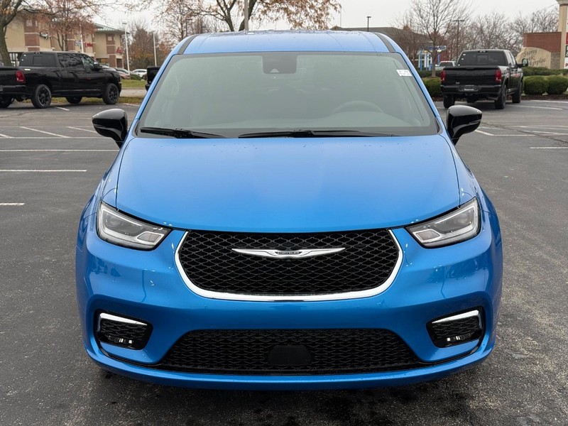 Chrysler Pacifica Vehicle Full-screen Gallery Image 11