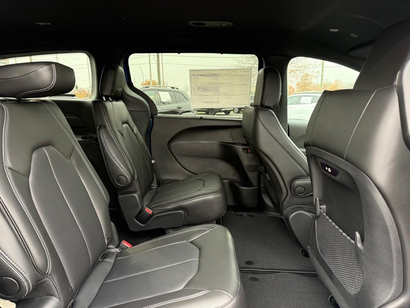 Chrysler Pacifica Vehicle Full-screen Gallery Image 12