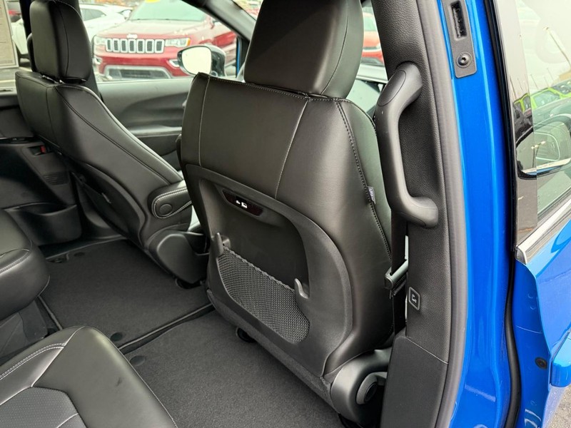 Chrysler Pacifica Vehicle Full-screen Gallery Image 13