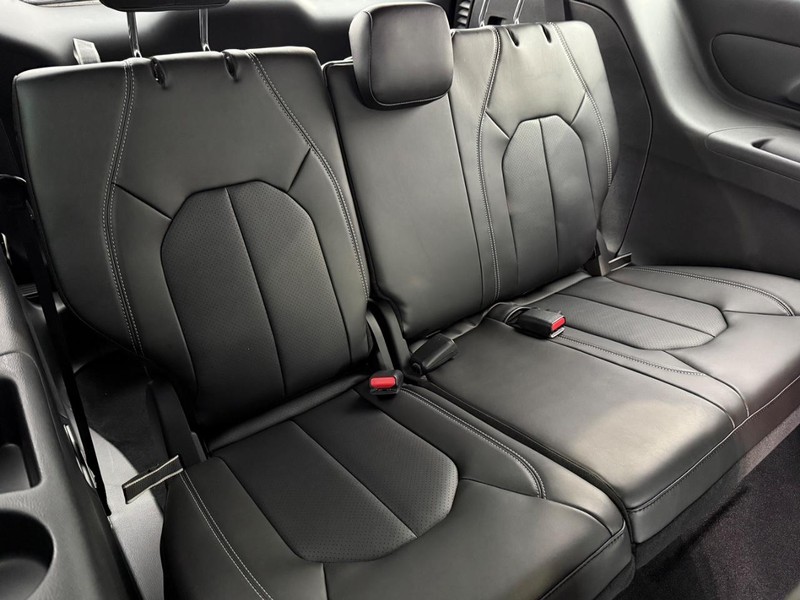 Chrysler Pacifica Vehicle Full-screen Gallery Image 14