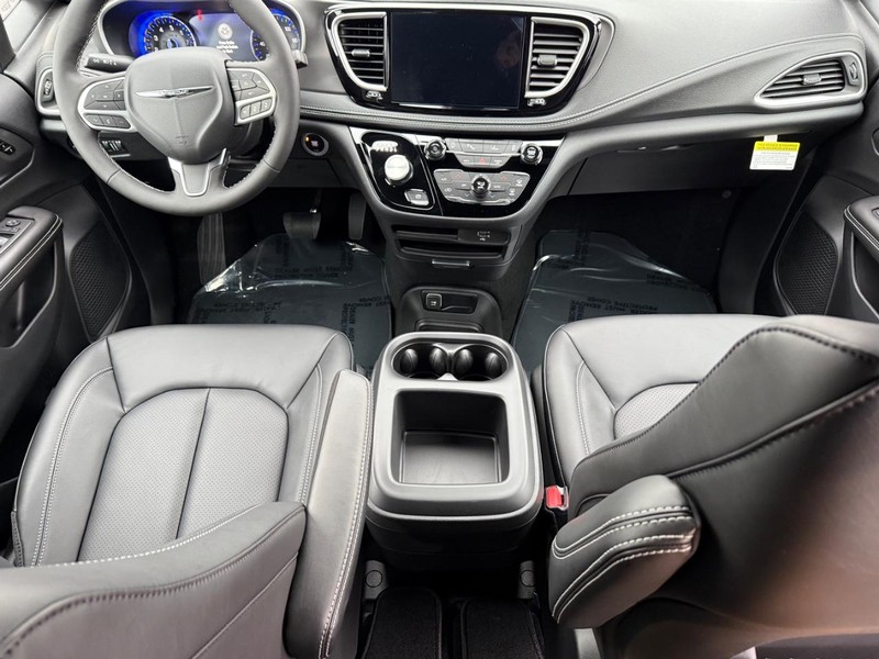 Chrysler Pacifica Vehicle Full-screen Gallery Image 15
