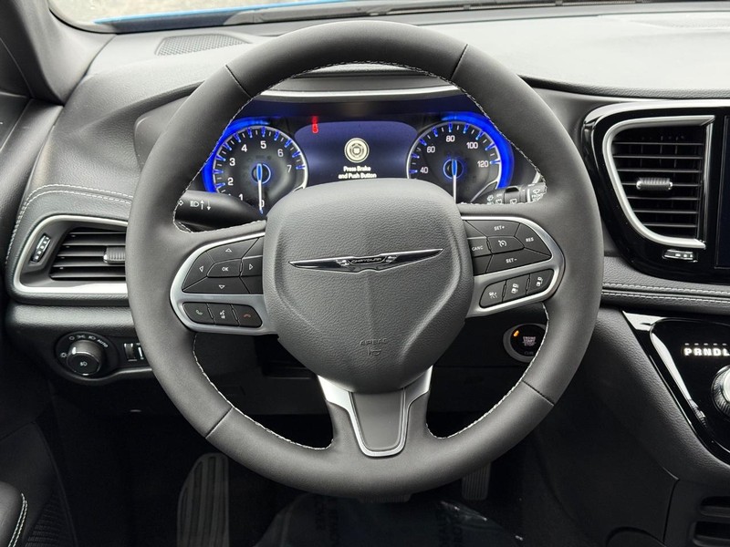 Chrysler Pacifica Vehicle Full-screen Gallery Image 16