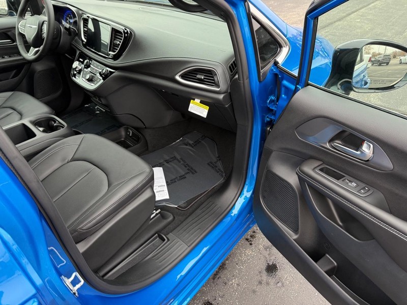 Chrysler Pacifica Vehicle Full-screen Gallery Image 17