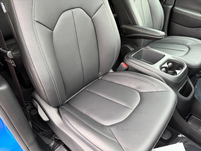 Chrysler Pacifica Vehicle Full-screen Gallery Image 18