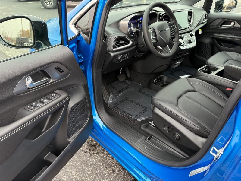 Chrysler Pacifica Vehicle Full-screen Gallery Image 19