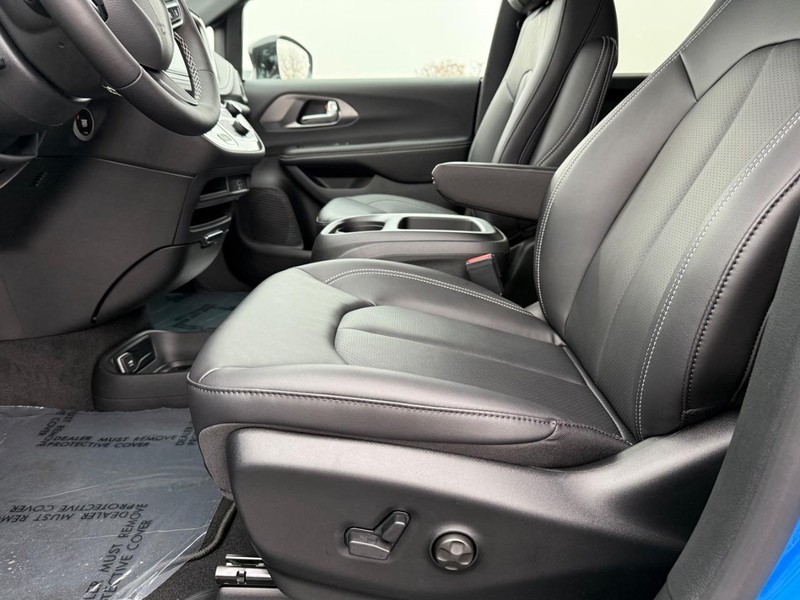 Chrysler Pacifica Vehicle Full-screen Gallery Image 20