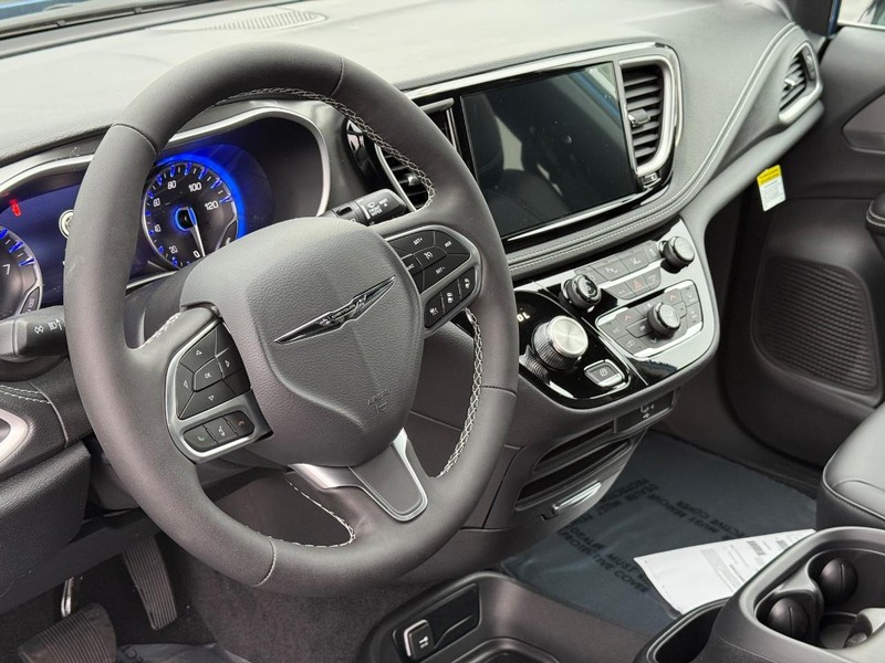 Chrysler Pacifica Vehicle Full-screen Gallery Image 21