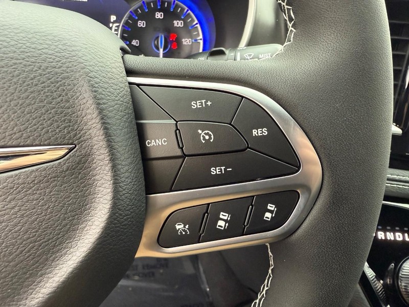 Chrysler Pacifica Vehicle Full-screen Gallery Image 23