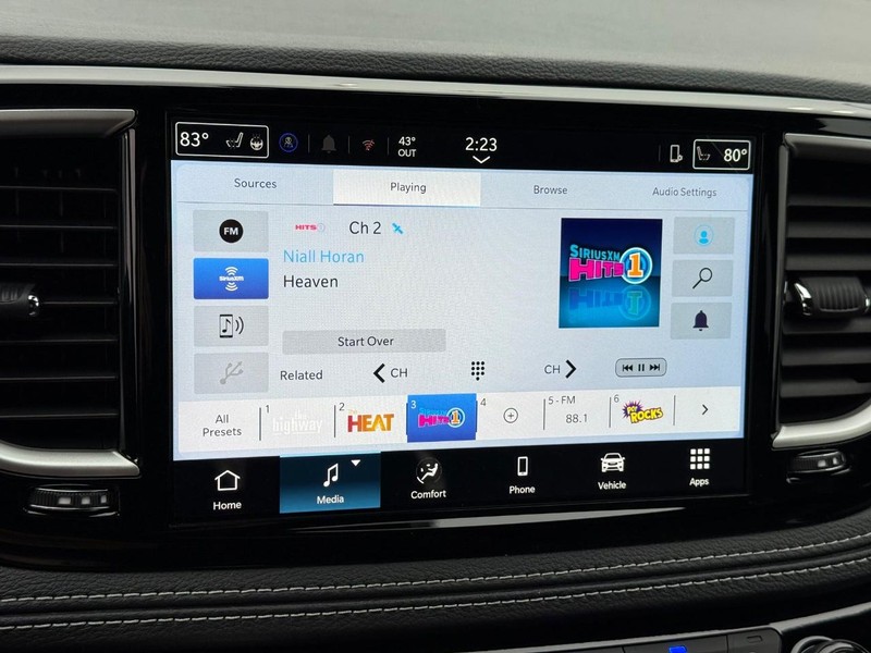 Chrysler Pacifica Vehicle Full-screen Gallery Image 25