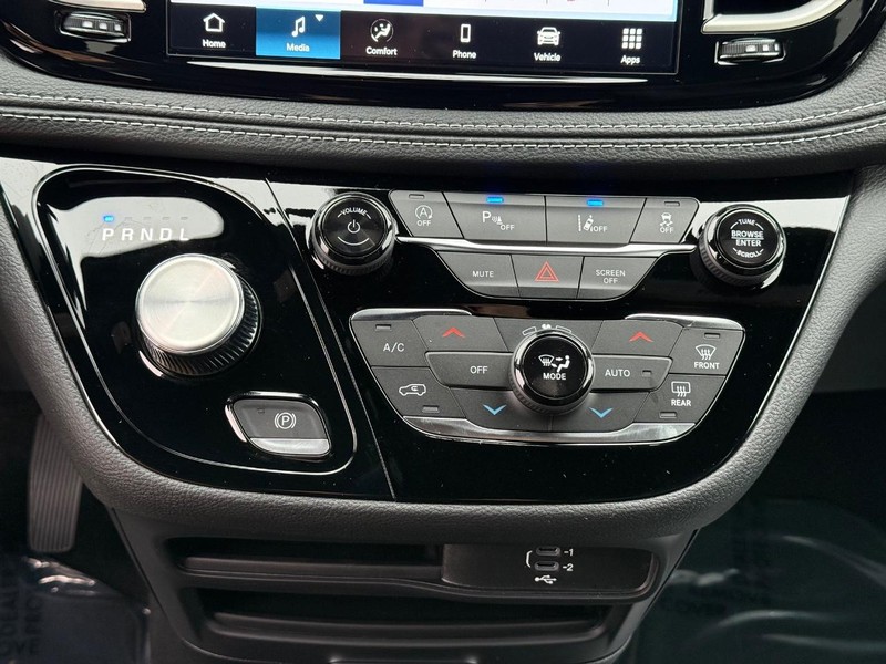 Chrysler Pacifica Vehicle Full-screen Gallery Image 27