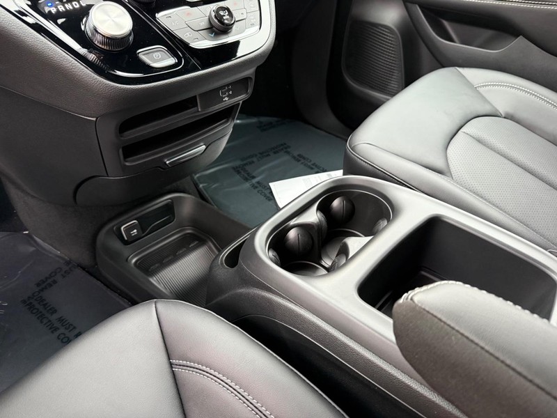 Chrysler Pacifica Vehicle Full-screen Gallery Image 28