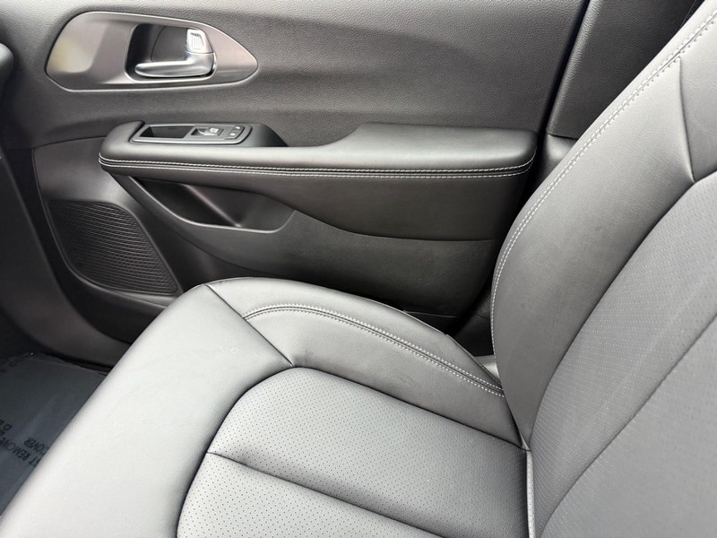 Chrysler Pacifica Vehicle Full-screen Gallery Image 29