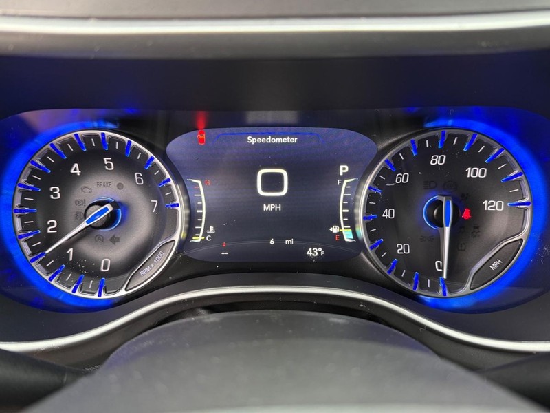 Chrysler Pacifica Vehicle Full-screen Gallery Image 30