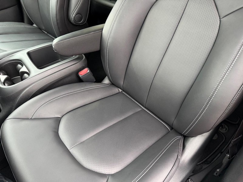 Chrysler Pacifica Vehicle Full-screen Gallery Image 32