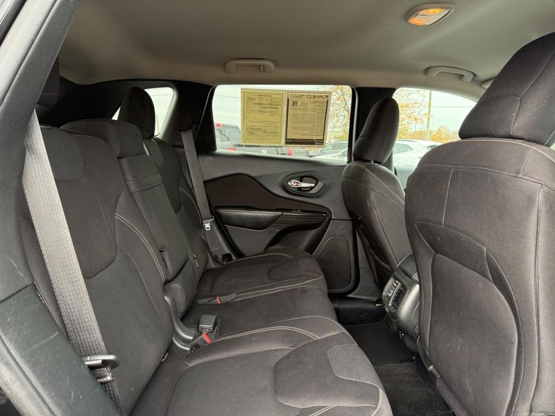 Jeep Cherokee Vehicle Full-screen Gallery Image 11