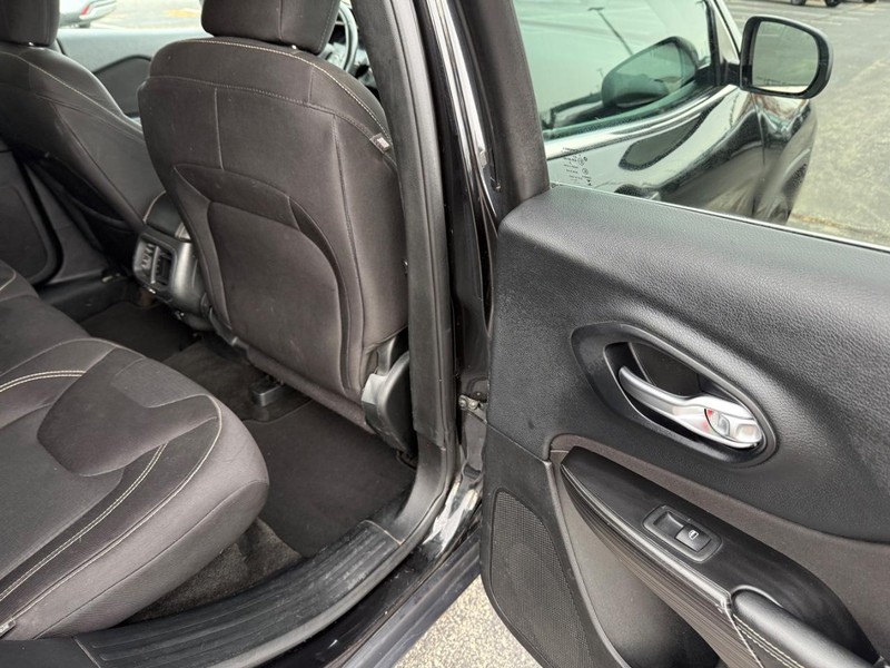 Jeep Cherokee Vehicle Full-screen Gallery Image 12