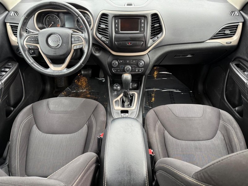 Jeep Cherokee Vehicle Full-screen Gallery Image 13