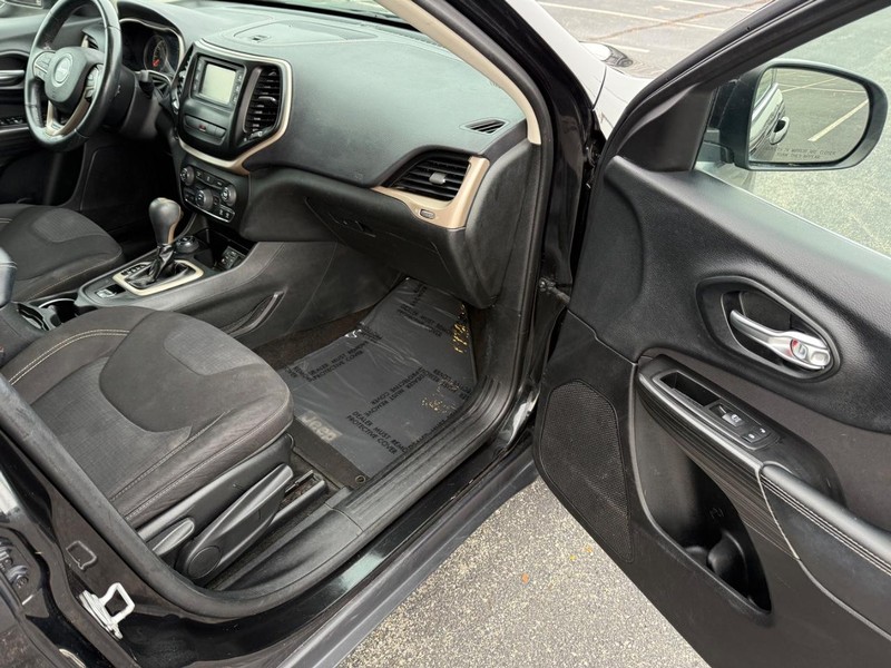 Jeep Cherokee Vehicle Full-screen Gallery Image 15