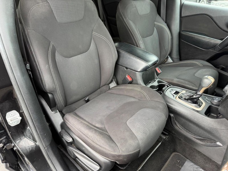 Jeep Cherokee Vehicle Full-screen Gallery Image 16