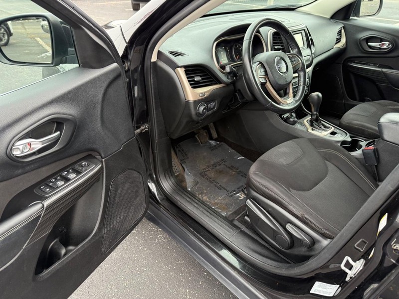 Jeep Cherokee Vehicle Full-screen Gallery Image 17