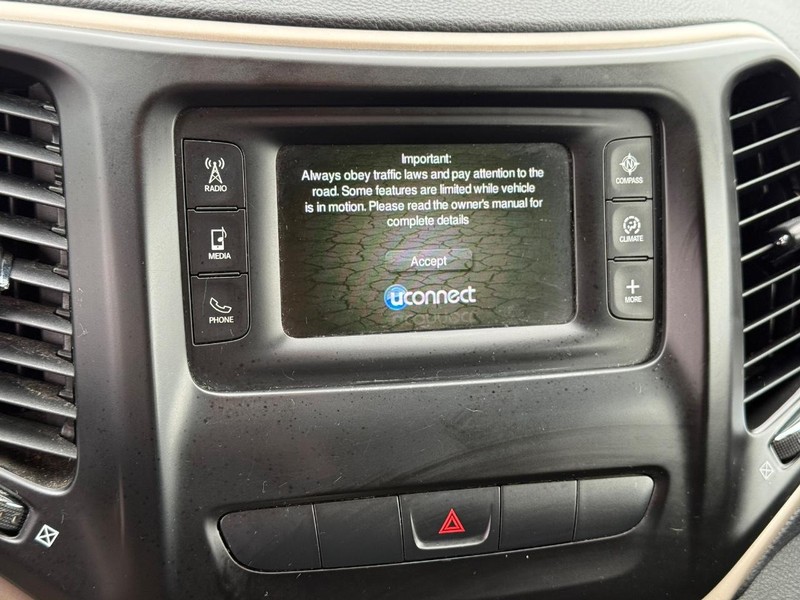 Jeep Cherokee Vehicle Full-screen Gallery Image 22