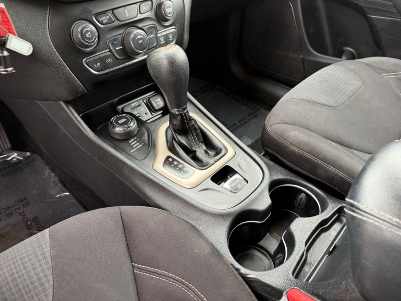 Jeep Cherokee Vehicle Full-screen Gallery Image 25