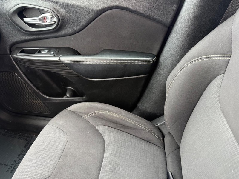 Jeep Cherokee Vehicle Full-screen Gallery Image 26