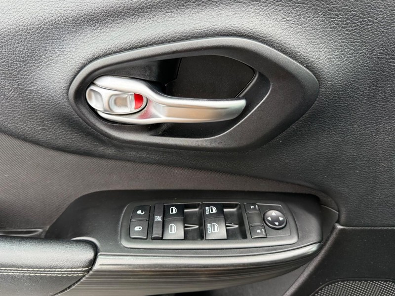 Jeep Cherokee Vehicle Full-screen Gallery Image 29