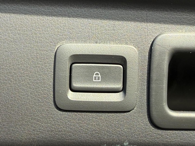 Mazda CX-30 Vehicle Full-screen Gallery Image 4