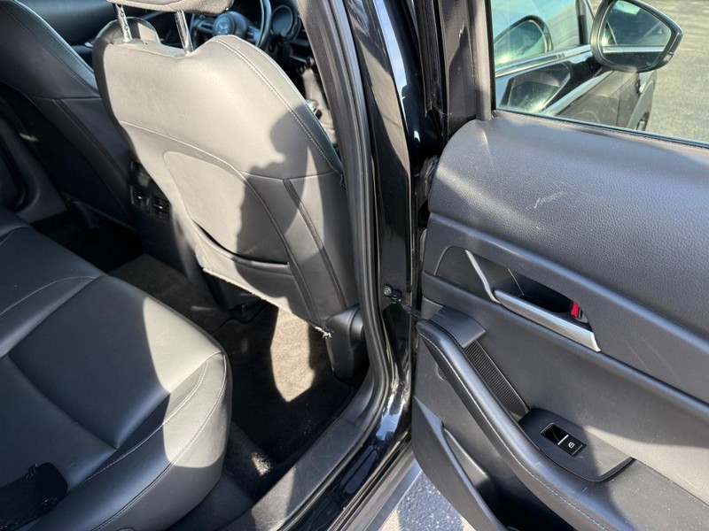 Mazda CX-30 Vehicle Full-screen Gallery Image 9