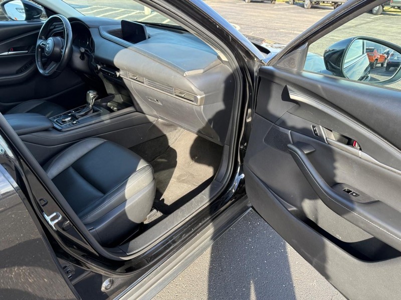 Mazda CX-30 Vehicle Full-screen Gallery Image 12