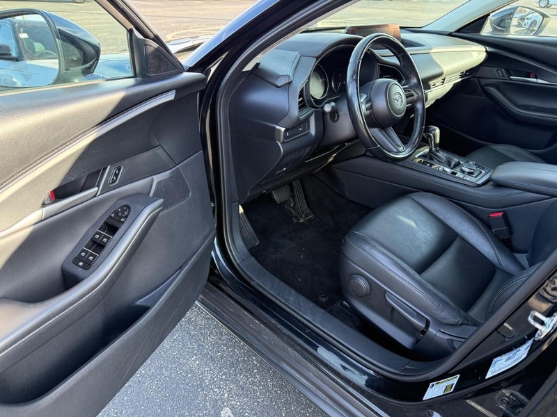 Mazda CX-30 Vehicle Full-screen Gallery Image 15