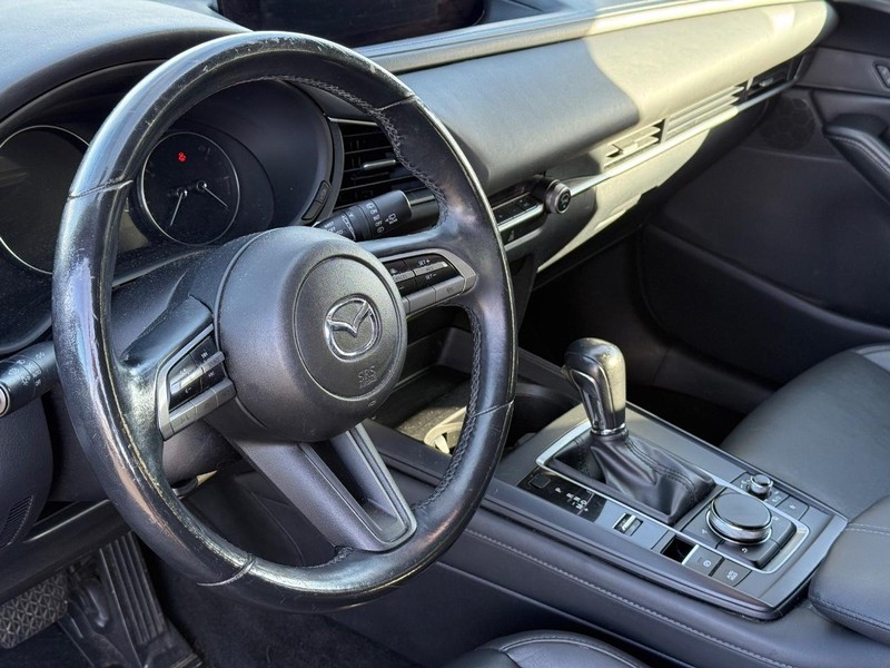 Mazda CX-30 Vehicle Full-screen Gallery Image 17