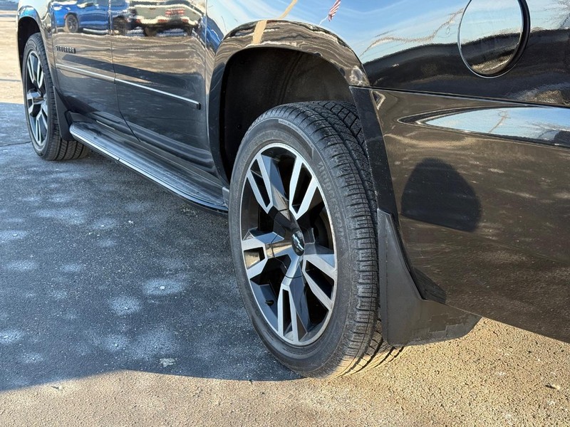 Chevrolet Suburban Vehicle Full-screen Gallery Image 6