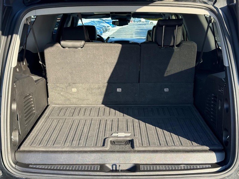 Chevrolet Suburban Vehicle Full-screen Gallery Image 7