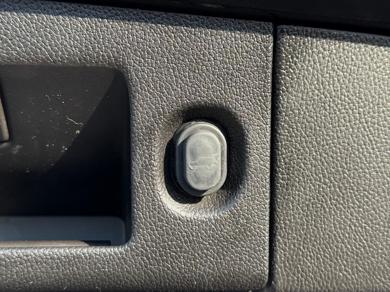 Chevrolet Suburban Vehicle Full-screen Gallery Image 8